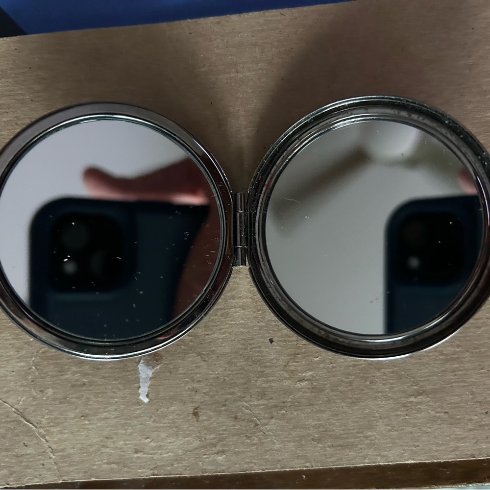 Dual Compact Mirror - Picture 2 of 5